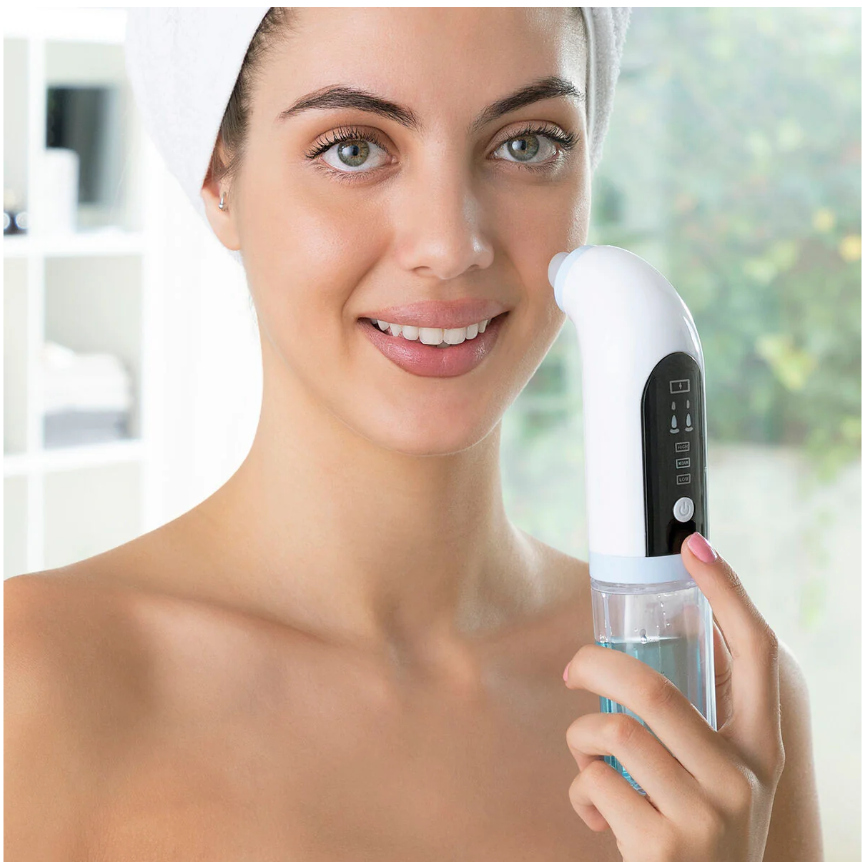 Personne utilisant une brosse nettoyante visage électrique pour un soin de peau en profondeur