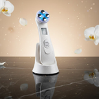 Masseur facial RF/EMS avec lumière LED bleue posé sur son socle, appareil anti-âge pour raffermir la peau et stimuler le collagène dans une ambiance beauté.